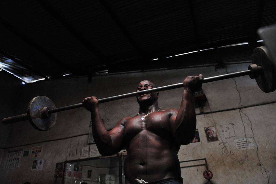 Tony Maina, 28enne keniano bodybuilder e guardia del corpo part time dei vip, mentre si allena in una palestra di Nairobi (Afp)